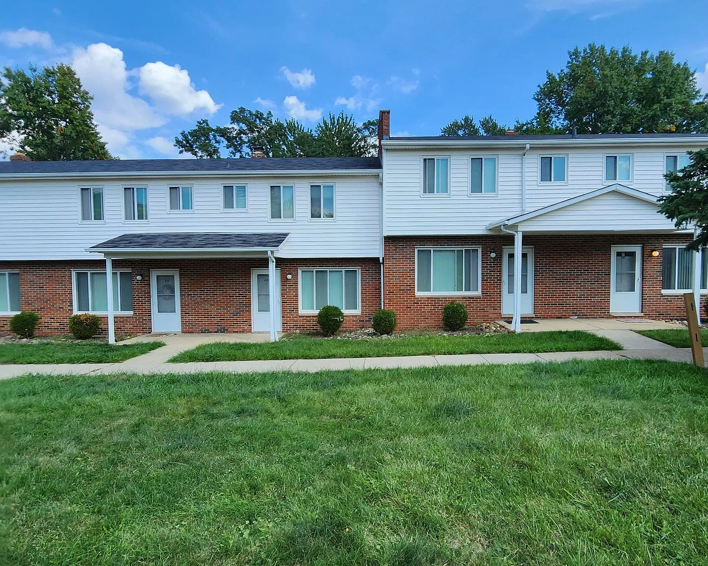 Charming Townhome Community in Seven Hills — Photo 3