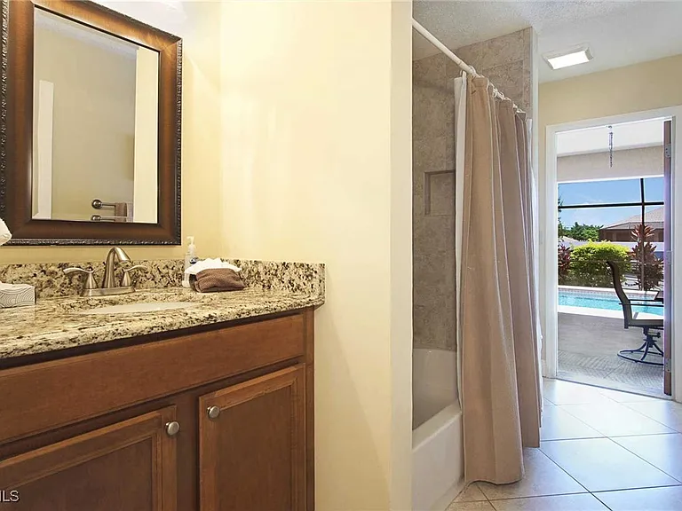 1403 SW 40th Ter — Photo 13