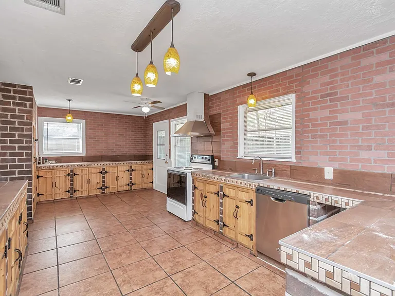 602 Everett St — Photo 20