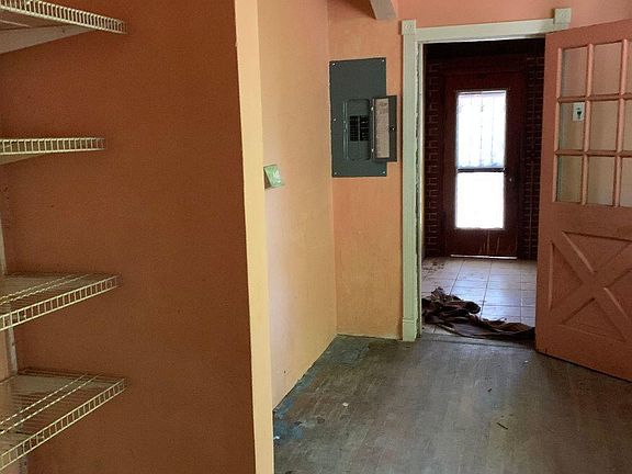 5th image of 577 E 58th St