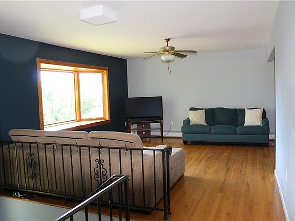 5th image of 102 Hillcrest Dr