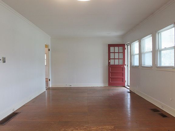 3rd image of 140 Edgemoor Dr