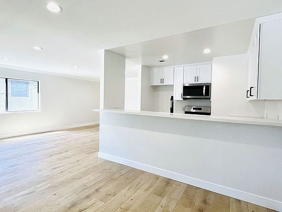 5th image of 13409 Victory Blvd #6
