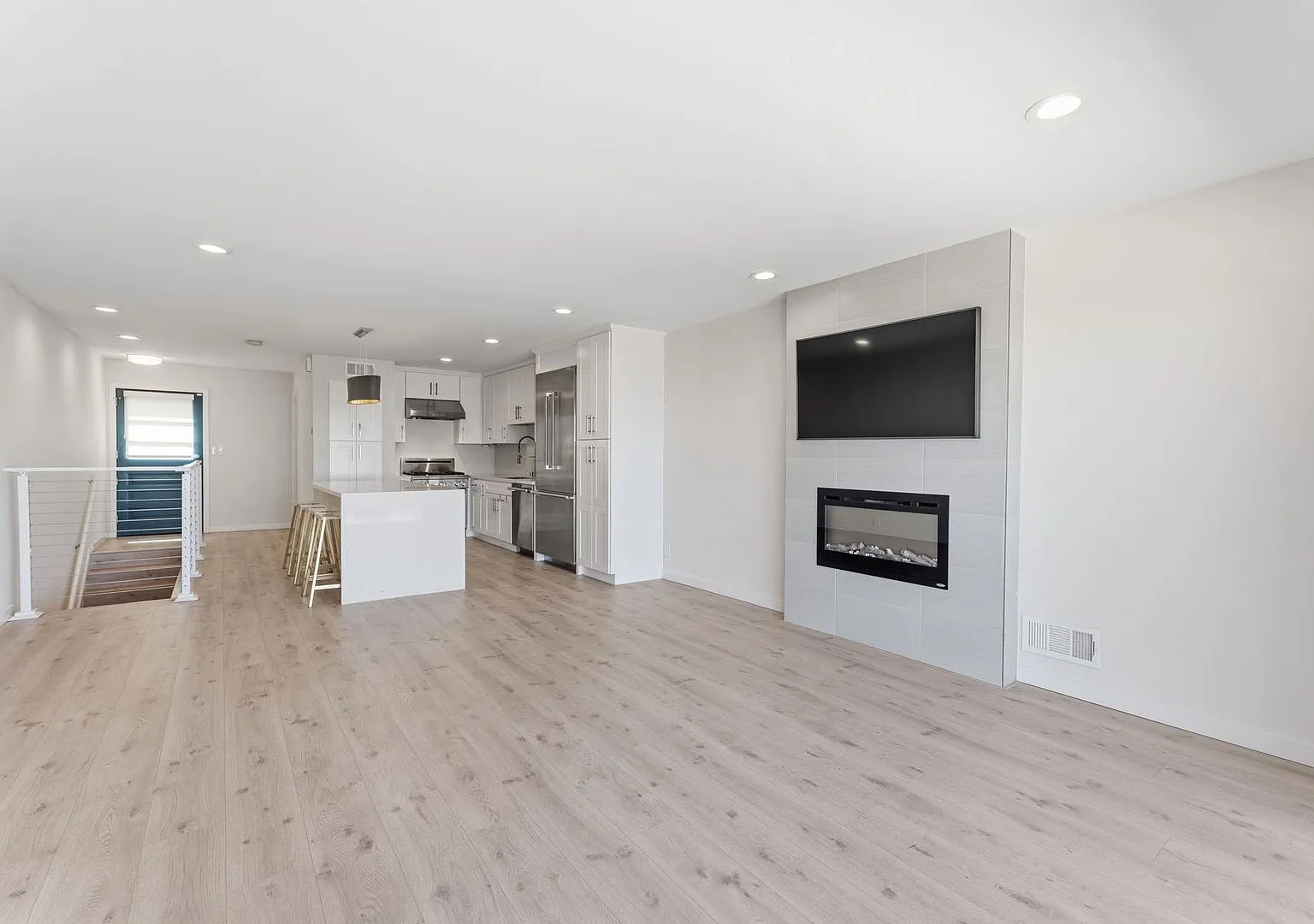 Enjoy this stunning single family home with city views — Photo 4