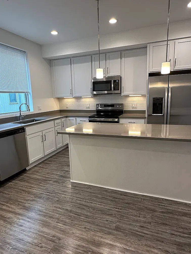 3 bed, 3.5 bath, 2100 sqft, $3,300 — Photo 3