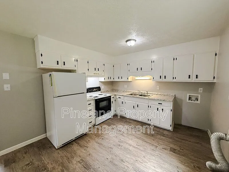 3 bed, 1.5 bath, 1100 sqft, $1,375 — Photo 4