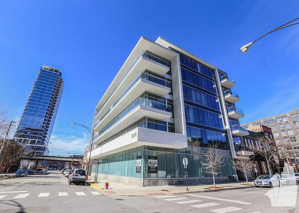 1st image of 858 N Franklin St #4th