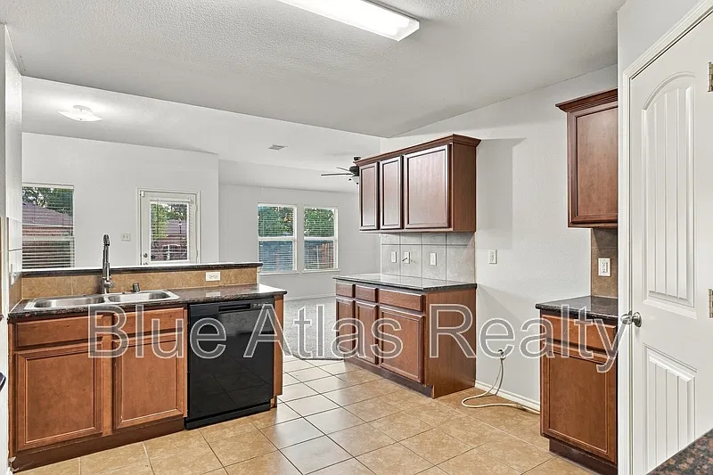 4 bed, 2.0 bath, 1832 sqft, $1,995 — Photo 3