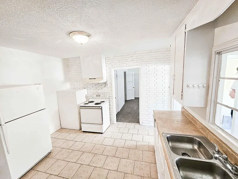 Xtra Large Kitchen Face master bedroom- Tiled Kitchen
205 N. 13TH STREET, Las Vegas, NV 89101