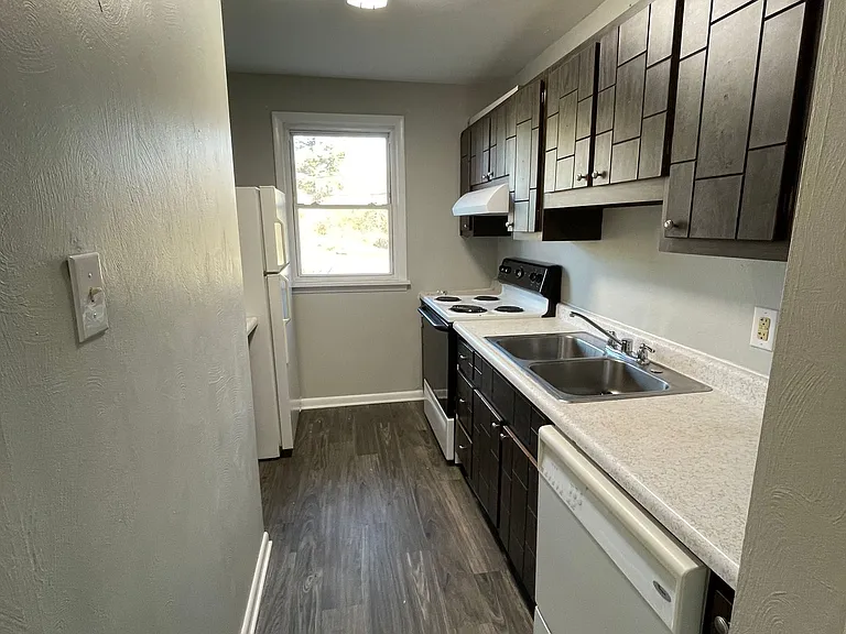 Slate Creek Apartments & Townhomes — Photo 10