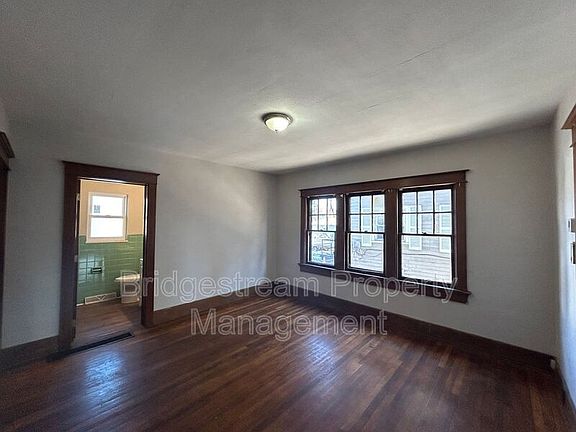 4th image of 517 Kenilworth Ave