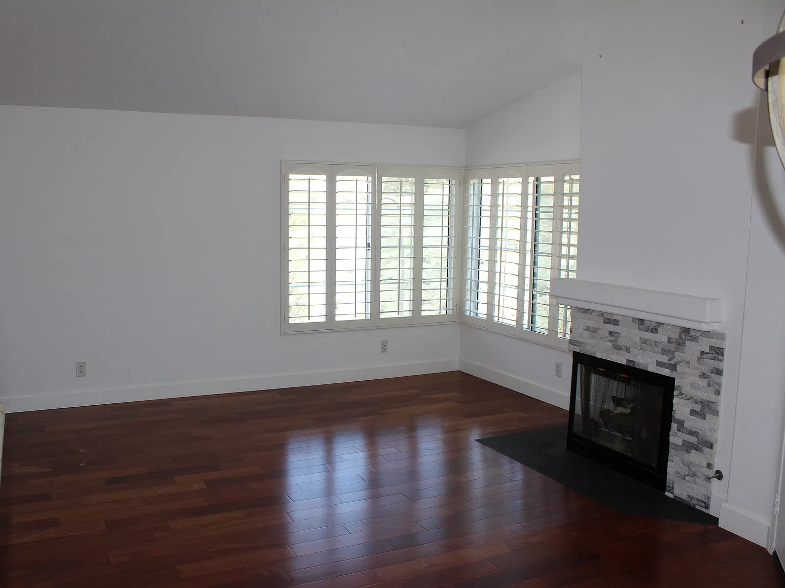 2 bed, 972 sqft, $3,200 — Photo 2