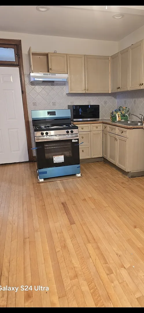 3 bed, 900 sqft, $2,200 — Photo 2