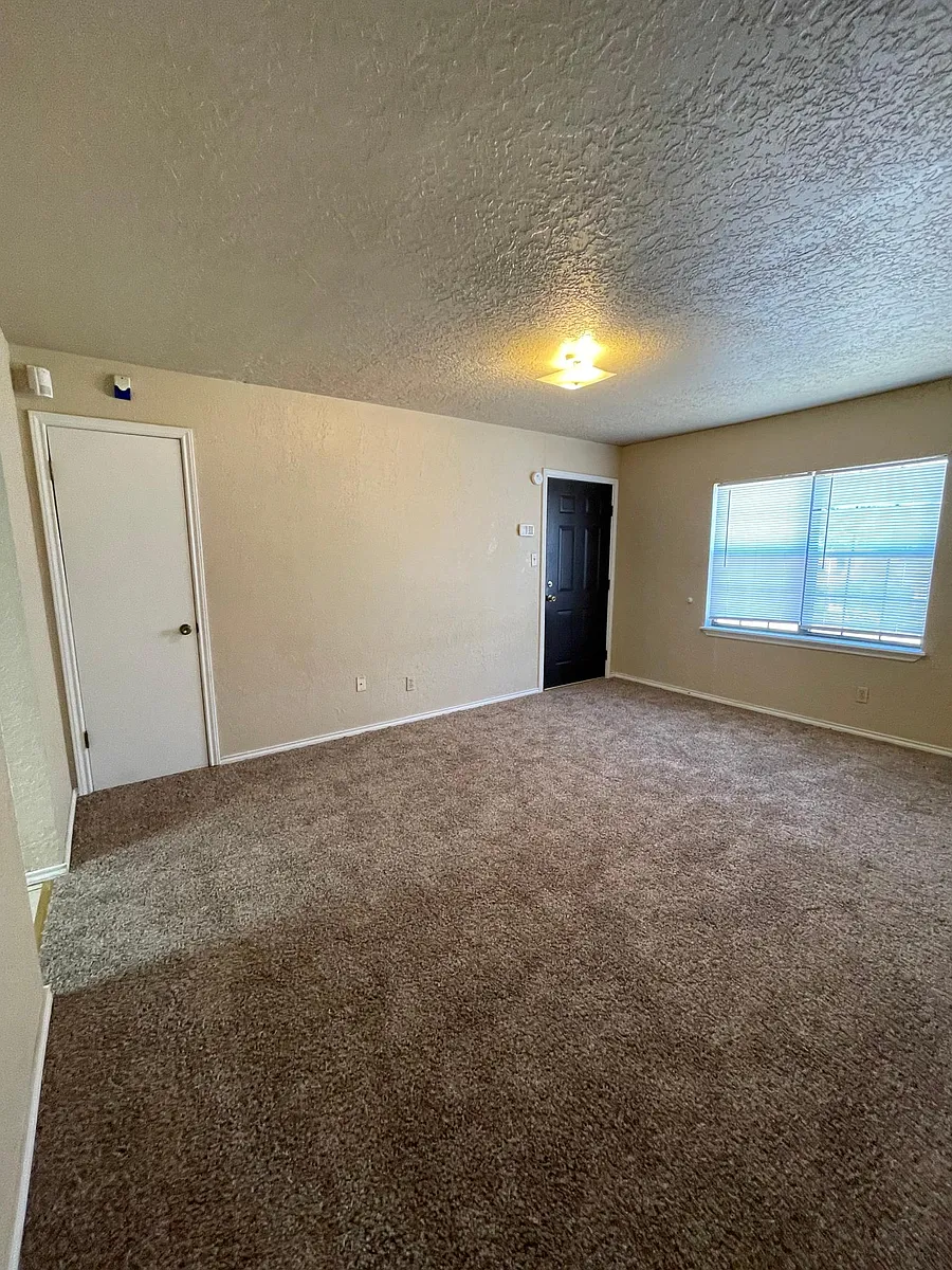 Building Photo - 1106 NW Columbia Ave #9