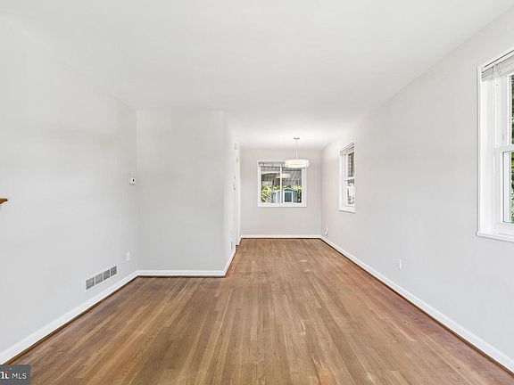 5th image of 11917 Centerhill St