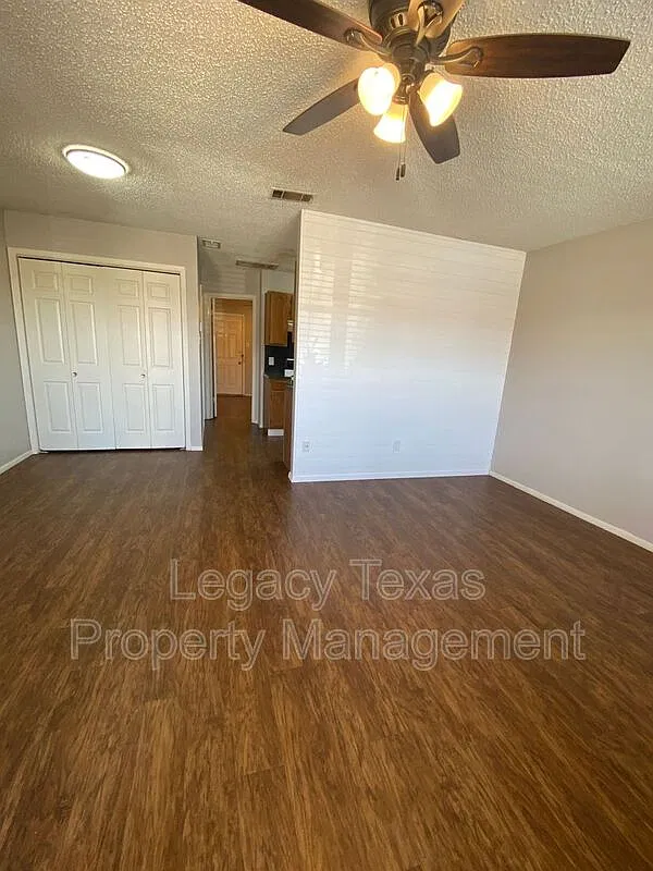 1 bed, 1.0 bath, 650 sqft, $1,000 — Photo 2