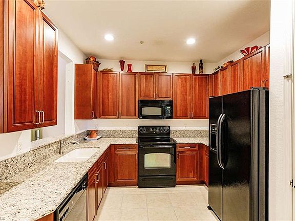 3rd image of 1375 Mariposa Cir #8-101
