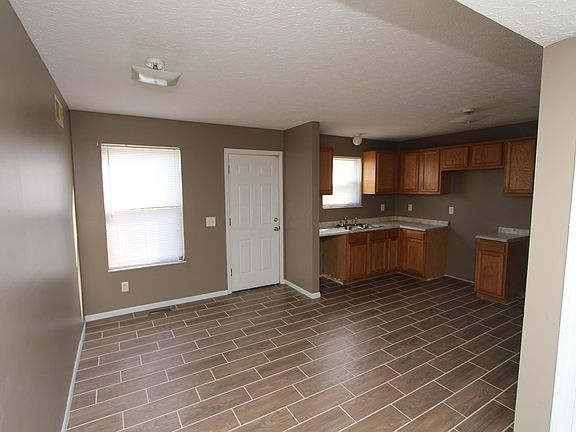 5th image of 1465 E Oak St