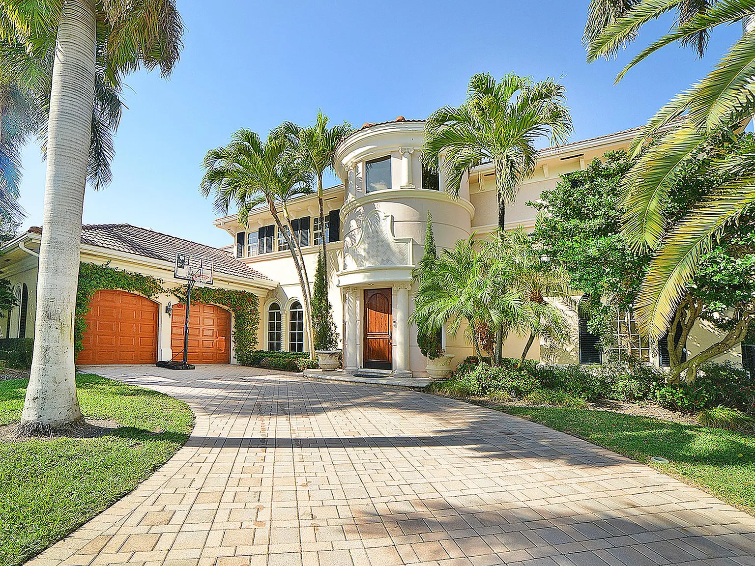 961 Banyan Dr — Photo 2
