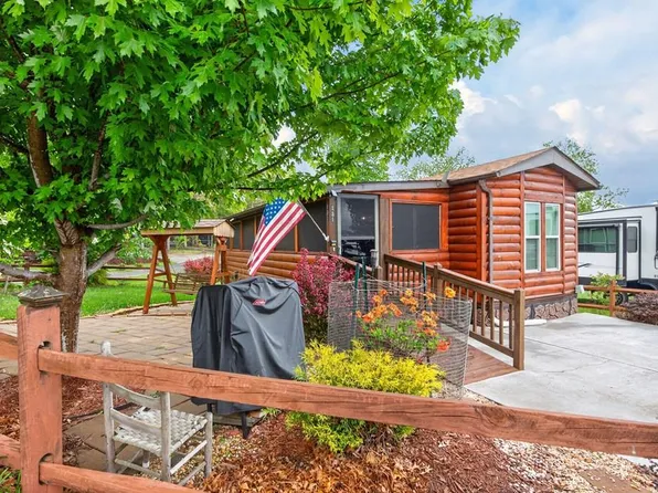 131 Natalie Cir, Hillsville, VA 24343