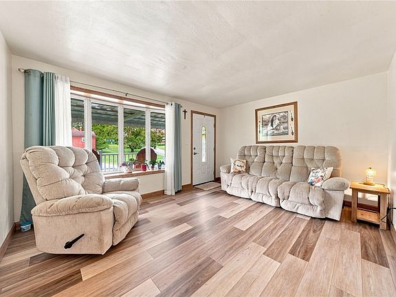 4th image of 402 Hochberg Rd