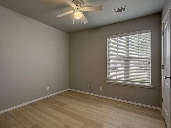 5th image of 826 E Lauren Ln