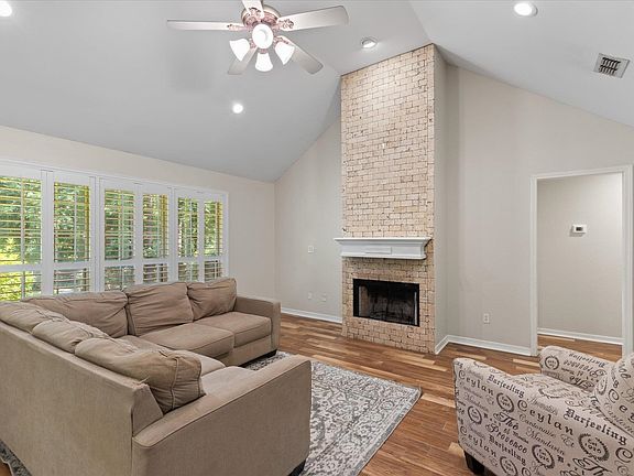 4th image of 156 Oakridge Ln