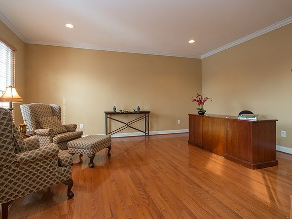 5th image of 18 Sparrow Dr
