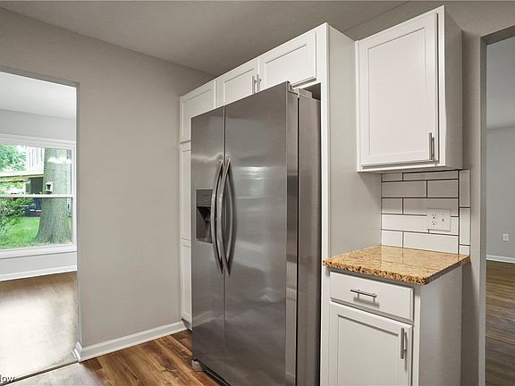 4th image of 575 Woodland Dr