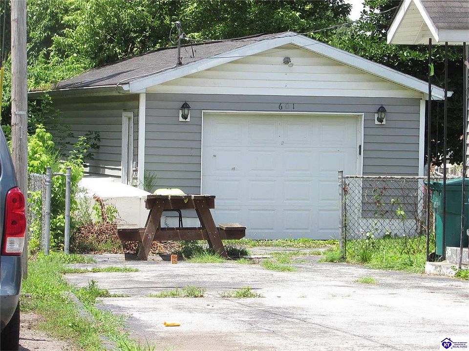 2nd image of 601 S Deepwood Dr