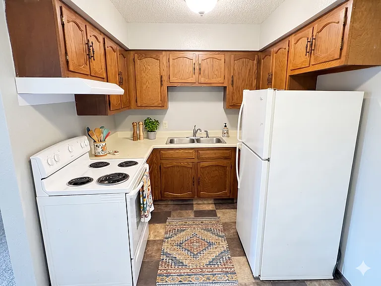 1303 Ravenwood Rd — Photo 2
