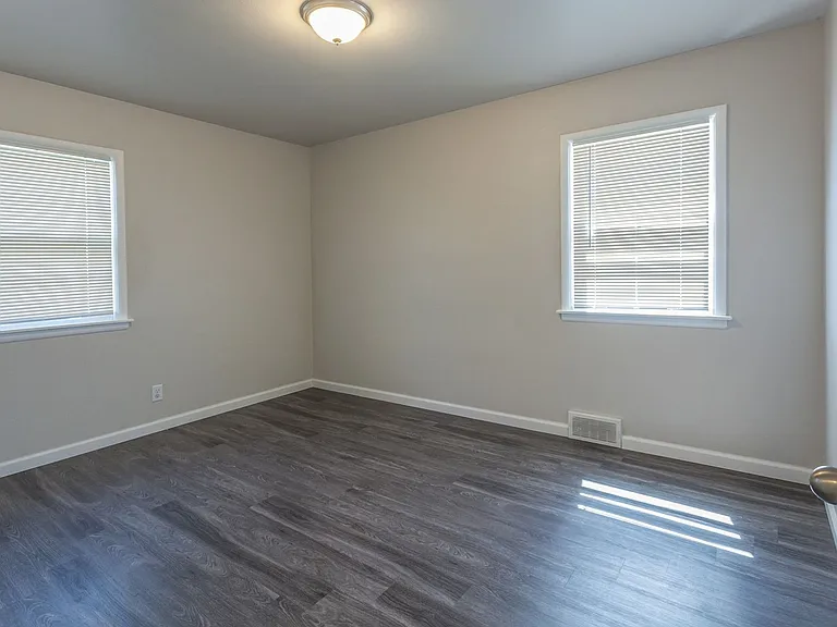 2327 W 6th St — Photo 15