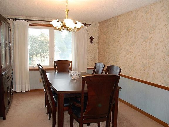 5th image of 217 Rockdale Dr