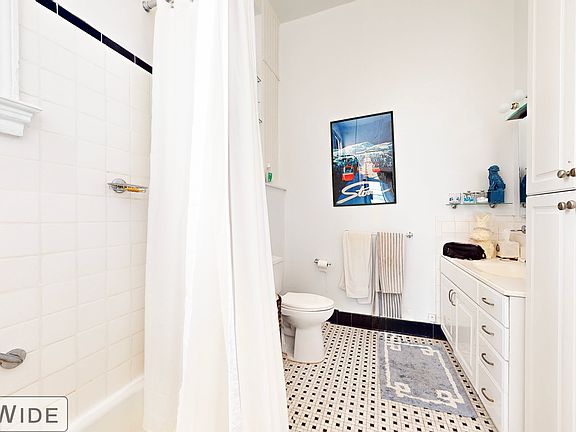 5th image of 30 E 70th St APT 3R