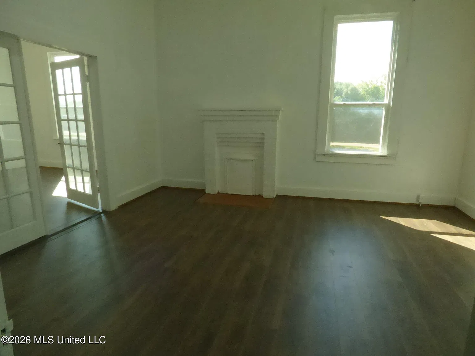 3 bed, 2.0 bath, 2055 sqft, $1,000 — Photo 2
