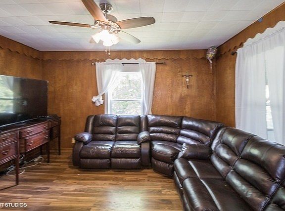 5th image of 713 Olive St