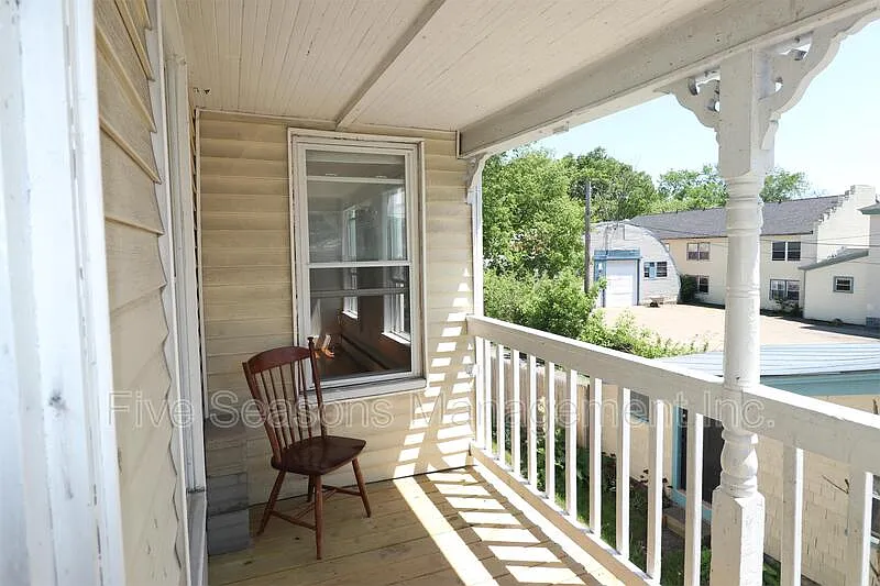 6 bed, 2.0 bath, 2200 sqft, $6,000 — Photo 2