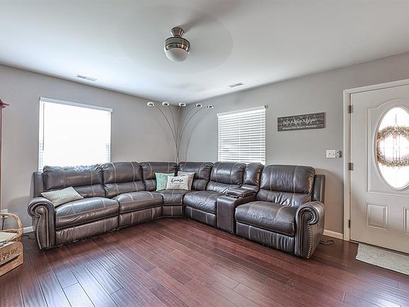 5th image of 20 Bradley Dr