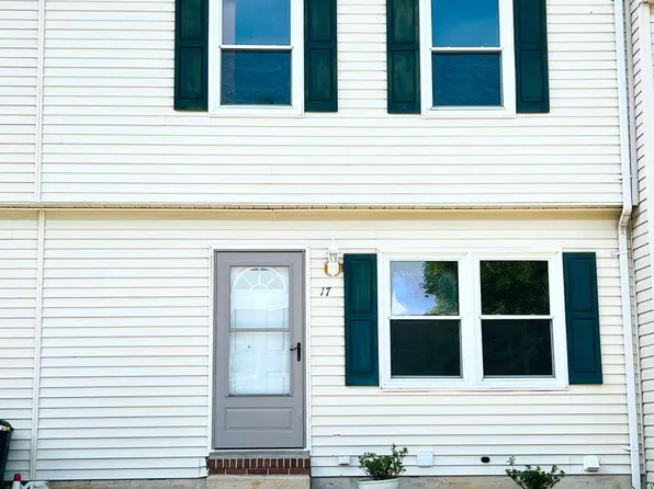 17 Camelot Ct, Stewartstown, PA 17363
