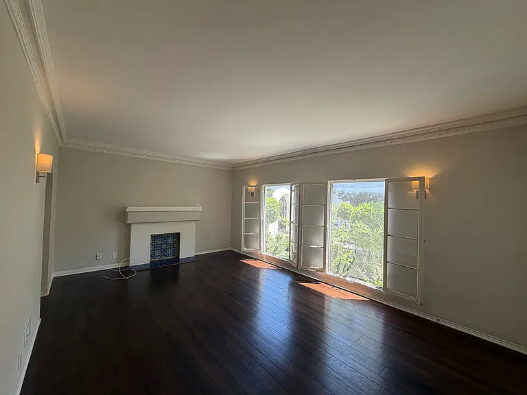 1047 S Orange Grove Ave #1 — Photo 2