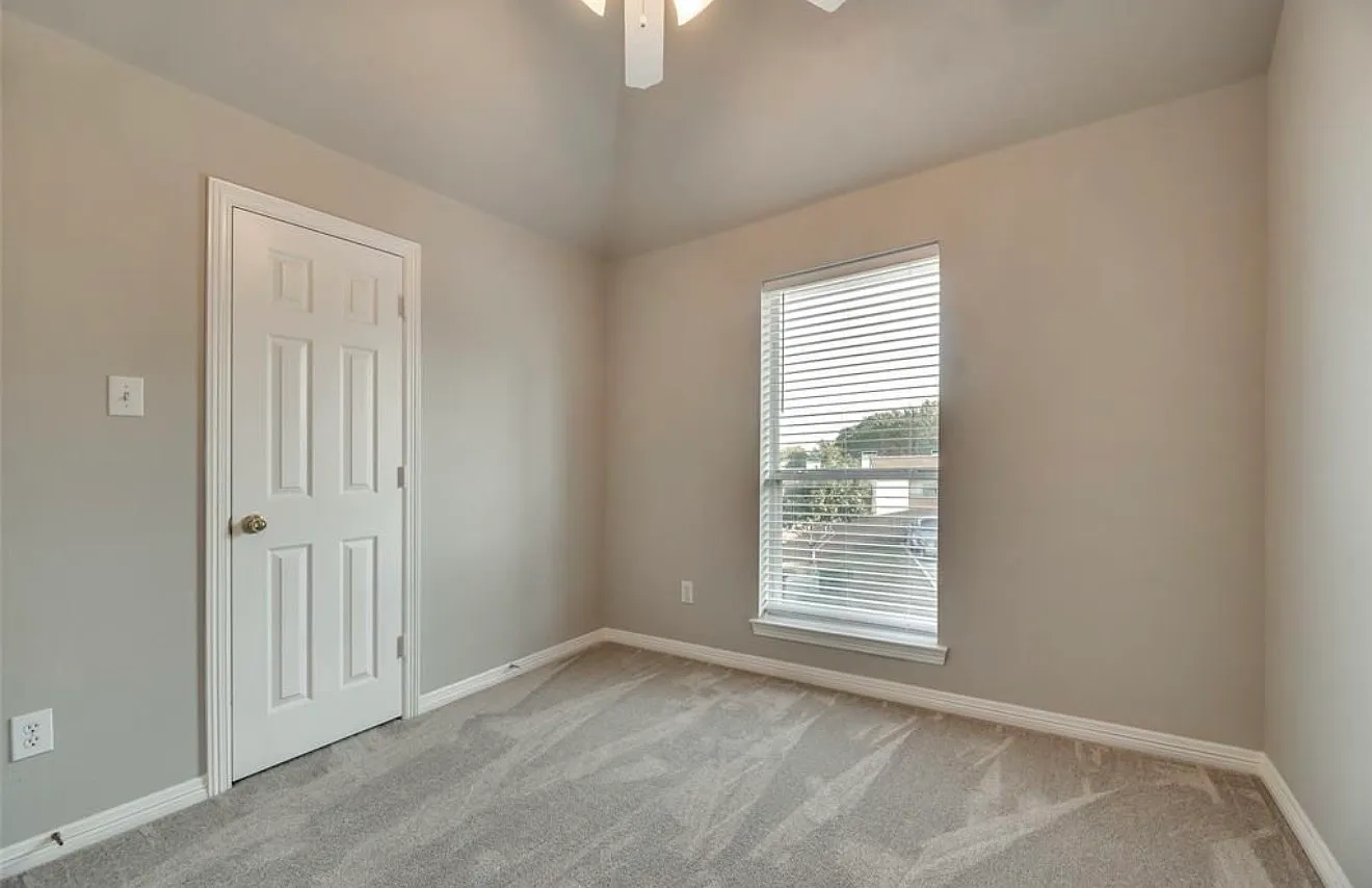 3 bed, 1604 sqft, $2,343 — Photo 3