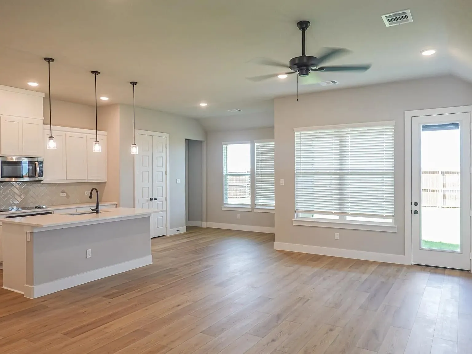 3 bed, 1600 sqft, $2,500 — Photo 3