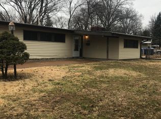 895 Pebble Ln, Florissant, MO 63033