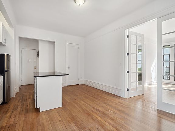 4th image of 347 W 55th St APT 4A