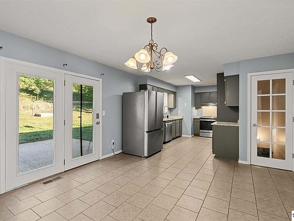 4th image of 425 Tucker Ln