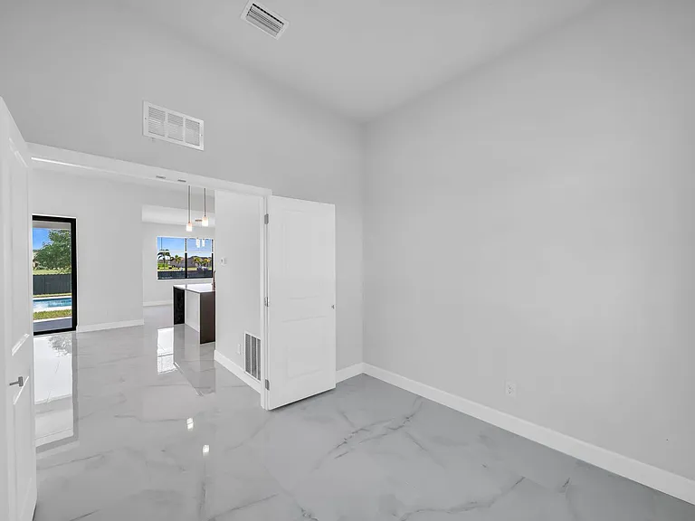 2504 SW 32nd St — Photo 11