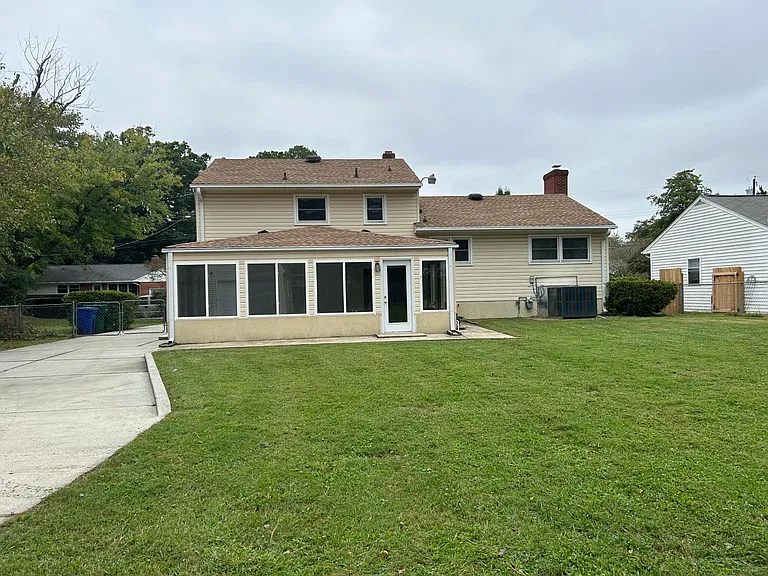 307 Crittenden Ln — Photo 2