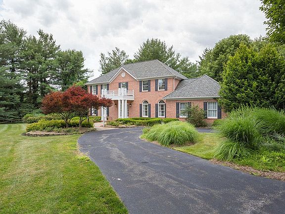 2nd image of 784 Stephanie Cir