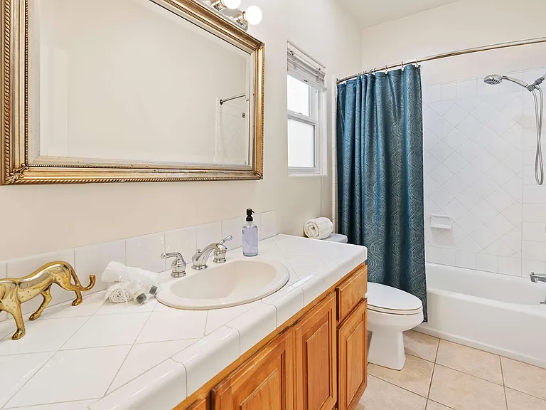 Full Bathroom 2