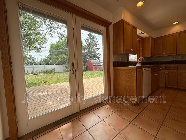 806 Forest Ave — Photo 18